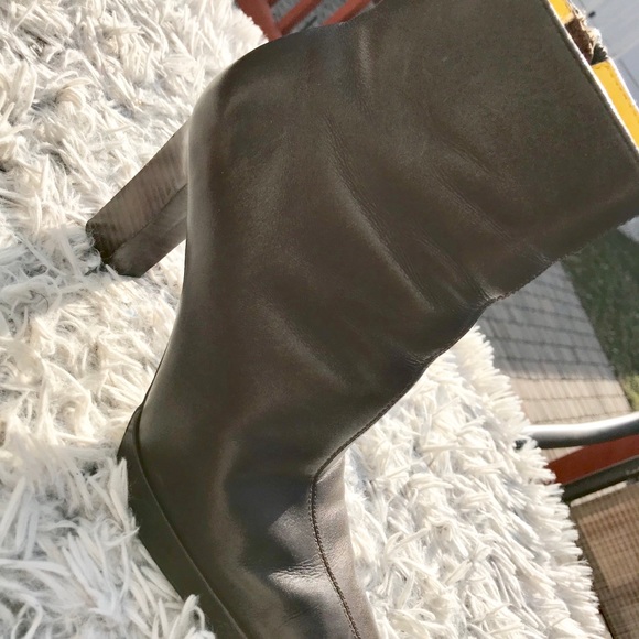 ✨ VINTAGE ✨Tommy Hilfiger Brown Heeled Booties - Picture 2 of 6